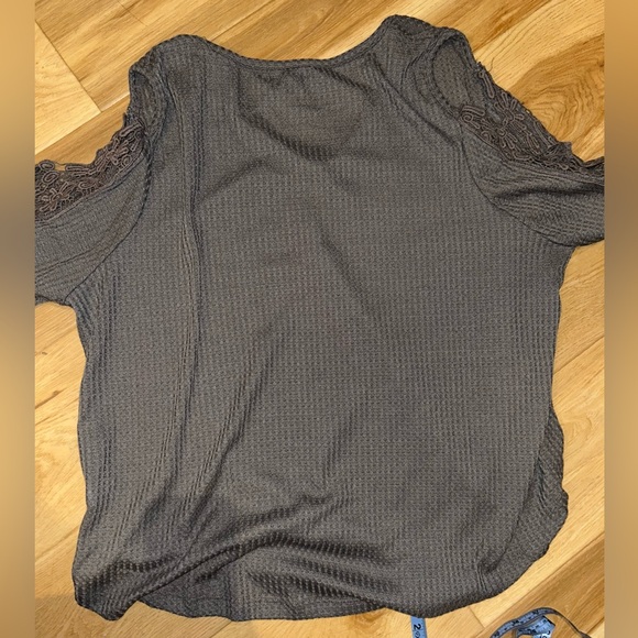 Moral Fiber Women's Waffled Gray Cold Shoulder Top Size 2X - Picture 6 of 8